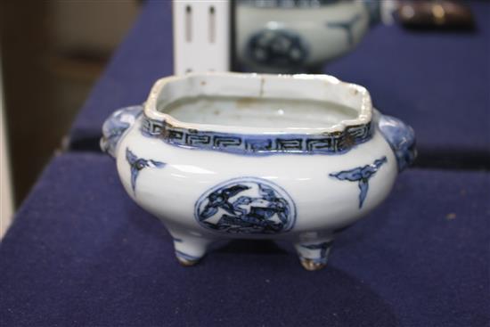 A Chinese blue and white tripod censer, Wanli-style, L.13cm